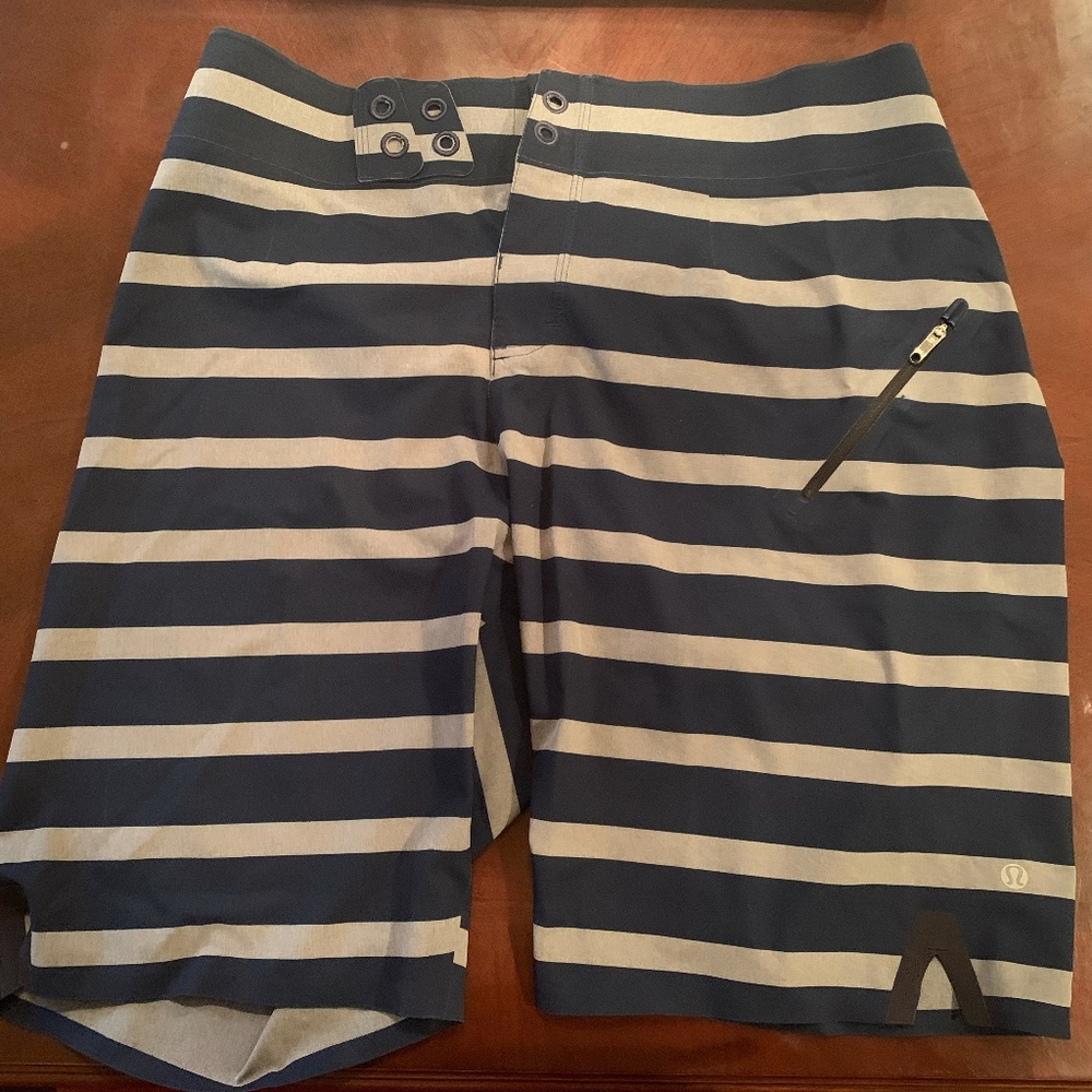Lululemon El Current Navy / Grey Boardshort 32